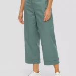 Woman Culottes in Stretch Cotton Light Petrol. These casual high rise jeans with a wide leg are the perfect companions for sunny spring days and the coming summer. The high-quality cotton elastane blend makes them very comfortable to wear, while their regular fit means they are both comfy and trendy. The cropped length and cool wide leg fit make these trousers easy to mix and match – whether it’s with airy tops, patterned blouses or casual T-shirts. Discover these stylish new arrivals and enhance your wardrobe with a fashionable highlight that will bring it some variety. Texture : pressed pleats Fastener : zip, button Pockets : slit pocket, mock pocket, back pocket, welt pocket Waistband : with belt loops. Fit : Regular Fit Fit : Regular Fit Rise : High rise Leg : Wide leg Leg length : Cropped. Fabric : stretch cotton MATERIAL COMPOSITION Outer fabric: 98% cotton, 2% elastane.
