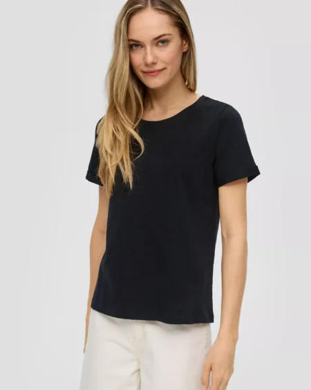 Woman Flama T-Shirt Regular Fit Clean Black. Γυναικείο μονόχρωμο μαύρο μπλουζάκι με κοντό μανίκι. Στρόγγυλος λαιμός, γυριστό ρεβερ στο μανίκι, κανονική γραμμή. Δροσερή βαμβακερή φλάμα. Καθημερινό ύφος, εύκολοι μινιμαλ συνδυασμοί. DETAILS : Texture : slub texture Neckline : round neckline Sleeves : with fixed turn-ups, short sleeves Details : dividing seam Style : In a casual look Occasion : Casual. Fit : Regular Fit Back length : approx. 58 cm in size 36. Fabric : cotton Quality : high-quality MATERIAL COMPOSITION 100% cotton.