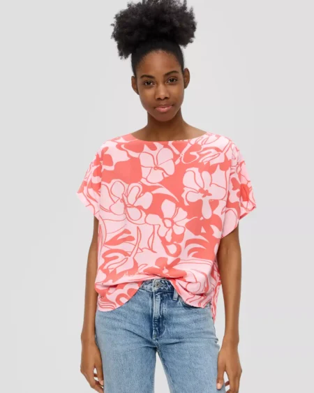 Woman Oversized Viscose Printed Blouse Rose. Γυναικεία εμπριμέ μπλούζα με κοντό μανίκι. Άνετη γραμμή, στρόγγυλο λαιμό, ντραπέ ώμοι, δροσερό και μαλακό βισκοζ ύφασμα. DETAILS Print : all-over print Neckline : round neckline Sleeves : short sleeves, dropped shoulders Details : dividing seam Back : kick pleat Hem : rounded hem, elongated back hem. Fit : oversized Back length : approx. 65.5 cm in size 36. Fabric : woven fabric Quality : lightweight MATERIAL COMPOSITION 100% viscose.