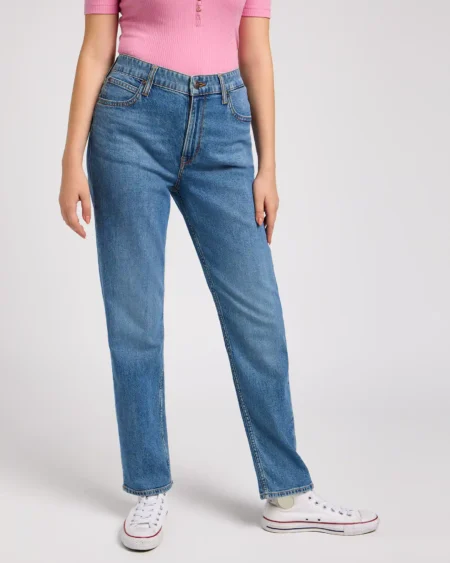 Woman Regular Straight Jeans CAROL HIT OF BLUE. Γυναικείο τζιν παντελόνι από μαλακό και ελαστικό ύφασμα. Εφαρμόζει στους γοφούς και έρχεται ίσιο στο τελείωμα - mum fit . Ψηλό καβάλο και ομοιόμορφο πετροπλυμένο μπλε χρώμα που κολακεύουν το γυναικείο σώμα. Το παντελόνι αυτό αποτελεί ένα iconic item της συλλογής της Lee.! Manufacturing technology - "Recycled Fabric" :Made with no less than 20% recycled fibers. Materials 98% cotton 2% elastan.
