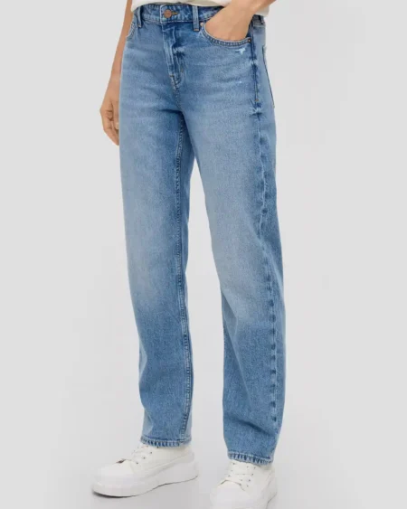 Woman Regular Straight Jeans KAROLIN Light Blue. Γυναικείο ίσιο παντελόνι τζιν. Νεανικό και καθημερινό ύφος. Fastener : zip, button Pockets : five-pocket design Details : garment wash, distressed effects Waistband : with belt loops Style : In a casual look Occasion : Casual. Fit : regular Fit : Regular Fit Rise : Mid rise Leg : Straight leg Leg length : Regular. MATERIAL Fabric : denim Quality : stretchy MATERIAL COMPOSITION Outer fabric: 99% cotton, 1% elastane.