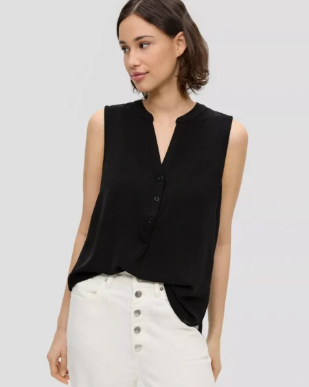 Woman Sleeveless Crêpe Blouse Black. Γυναικεία μπλούζα αμάνικη με V γραμμή και κουμπάκια στη λαιμόκοψη. Ελαφρύ και αέρινο γκοφρέ ύφασμα. Casual ύφος κατάλληλο για καθημερινή χρήση. DETAILS Texture : crêpe texture Neckline : notch neckline Fastener : button placket Sleeves : sleeveless Details : gathered/gathering Back : longer at the back Hem : rounded hem. Fit : Regular Fit Back length : Approx. 67.5 cm in size 36. MATERIAL Quality : lightweight, flowing MATERIAL COMPOSITION Outer fabric: 100% Polyester.