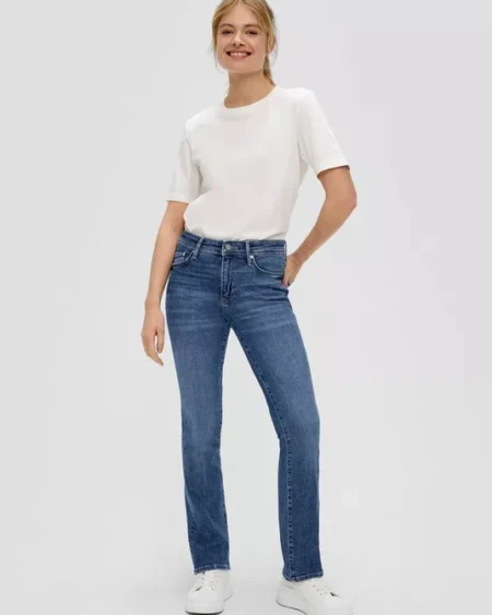 Woman Slim Bootcut Jeans BEVERLY Light Denim. Γυναικείο τζιν στενή γραμμή που καταλήγει σε μικρή καμπάνα. Ανοιχτό μπλε χρώμα, ελαστικό ύφασμα και άψογη εφαρμογή.