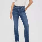 Woman Slim Bootcut Jeans BEVERLY Light Denim. Γυναικείο τζιν στενή γραμμή που καταλήγει σε μικρή καμπάνα. Ανοιχτό μπλε χρώμα, ελαστικό ύφασμα και άψογη εφαρμογή.