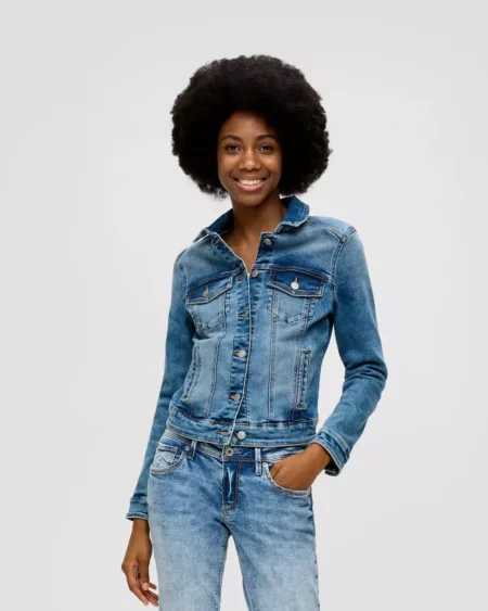 Woman Slim Denim Jacket Medium Blue. Γυναικείο τζιν μπουφάν σε μέτριο μπλε χρώμα με αμμοβολή. Μαλακό και ελαστικό ύφασμα, στενή γραμμή και κανονική μήκος. DETAILS Collar : shirt collar Fastener : button placket Sleeves : long sleeves Pockets : slit pocket, breast pocket Details : Dividing seams Style : In a casual look Occasion : Casual. Fit : fitted Back length : approx. 51 cm in size 36. Fabric : denim Quality : firm Level of warmth : Slightly warm MATERIAL COMPOSITION: 75% cotton, 19% polyester, 4% elastomultiester, 2% elastane.