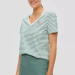 Woman Striped T-shirt with a V-neckline Mind. Γυναικείο μπλουζάκι από μαλακό βαμβακερό ύφασμα. Κανονική γραμμή, με V κόψιμο στο λαιμό. Εκρού βάση με απαλή πράσινη ρίγα. Casual ύφος, για άνετες καθημερινές εμφανίσεις. Neckline : V-neckline Sleeves : short sleeves. Fit : Regular Fit Back length : approx. 60.8 cm in size 36. MATERIAL Fabric : cotton Quality : soft MATERIAL COMPOSITION Outer fabric: 100% Cotton. Collection : Spring - Summer 2024.